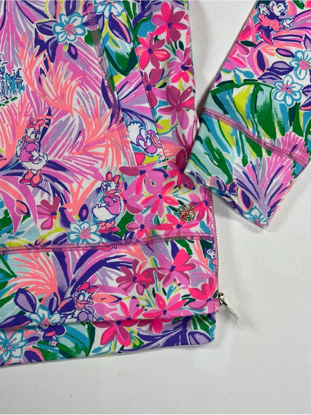 Disney x Lilly Pulitzer Beach Comber Pullover Sweatshirt Minnie Castle Size XS - Picture 8 of 15
